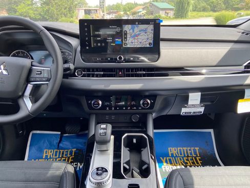 New 2025 Mitsubishi Outlander AWD image 28