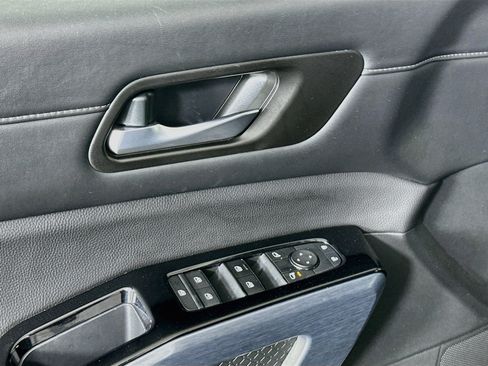Used 2025 Nissan Pathfinder SL FWD image 15