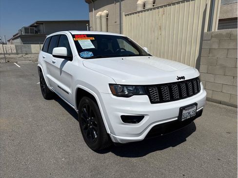 Used 2021 Jeep Grand Cherokee Laredo X image 2