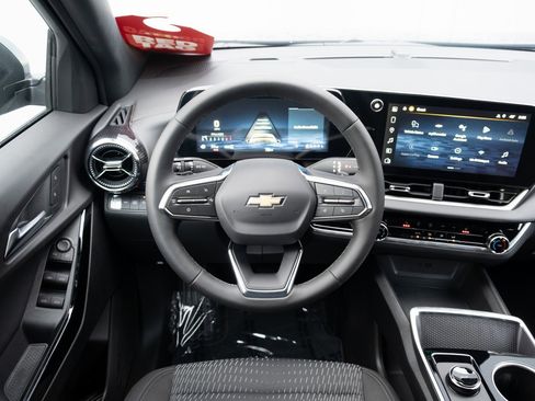 New 2026 Chevrolet Equinox LT image 2