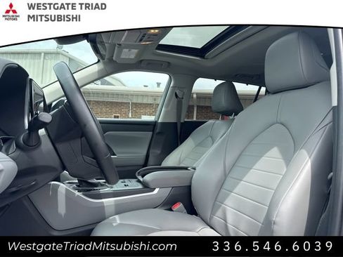 Used 2024 Toyota Highlander XLE AWD/4WD image 8