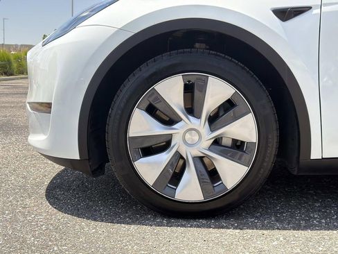 Used 2021 Tesla Model Y Long Range AWD/4WD image 27