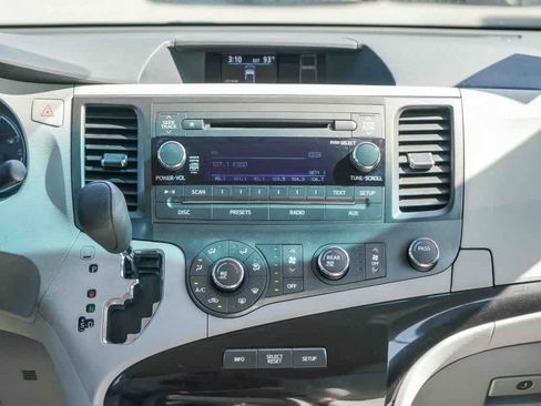 Used 2012 Toyota Sienna LE w/ Towing Pkg FWD image 12