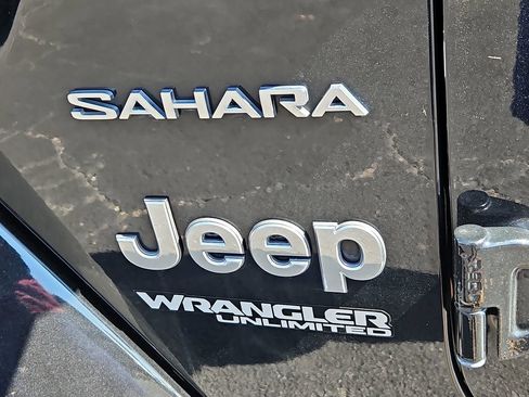 Used 2018 Jeep Wrangler Unlimited Sahara AWD/4WD image 15