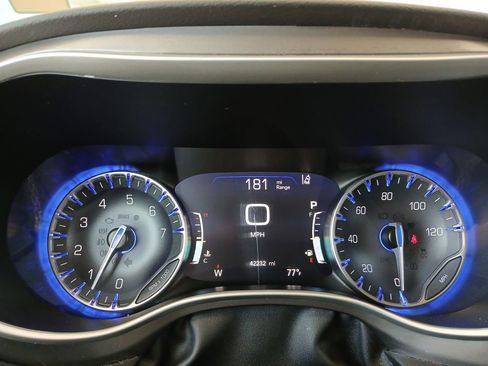 Used 2024 Chrysler Pacifica Touring-L FWD image 11