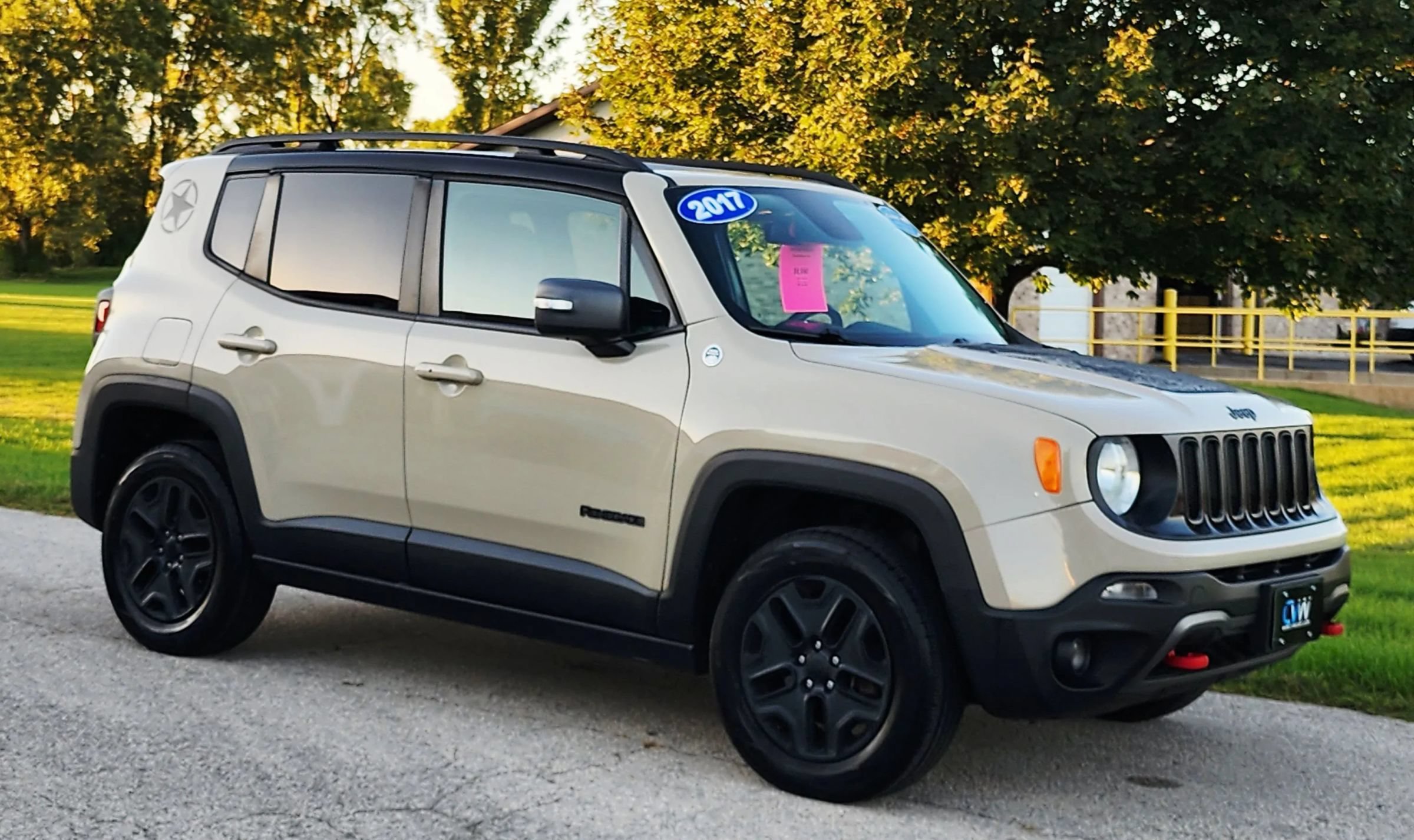 Used 2017 Jeep Renegade Trailhawk AWD/4WD image 2