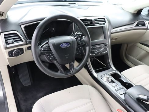 Used 2018 Ford Fusion SE w/ Fusion SE Technology Package FWD image 15