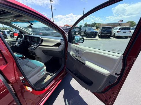 Used 2015 Toyota Sienna XLE w/ Entertainment Package FWD image 26