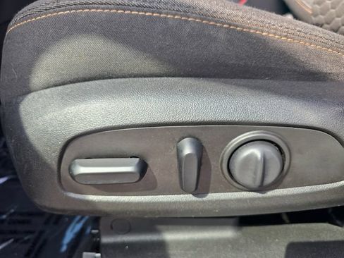 Used 2019 Chevrolet Equinox LT FWD image 17
