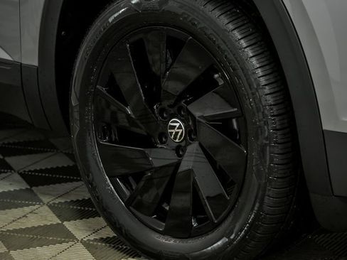 Certified 2024 Volkswagen Atlas SE image 3