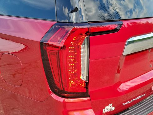 Used 2024 GMC Yukon XL SLT w/ SLT Luxury Package AWD/4WD image 11