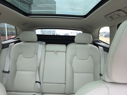 Used 2023 Volvo XC60 B5 Plus image 10