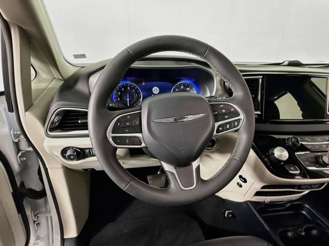 Used 2024 Chrysler Pacifica Touring-L FWD image 11