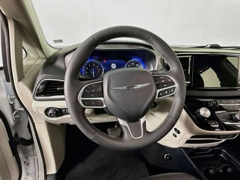 Used 2024 Chrysler Pacifica Touring-L FWD image 11