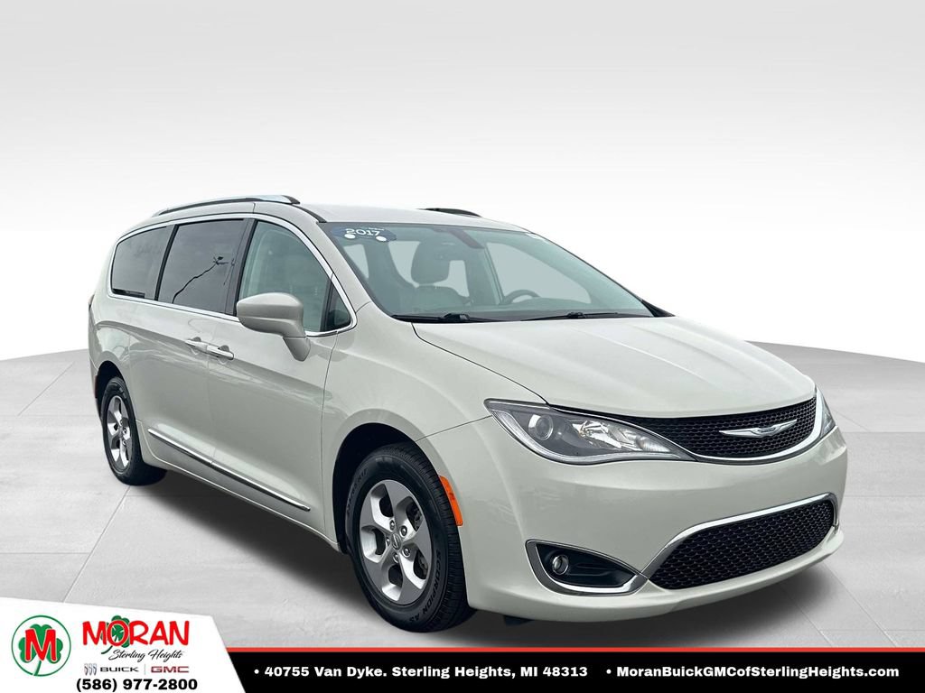Used 2017 Chrysler Pacifica Touring-L Plus FWD image 6
