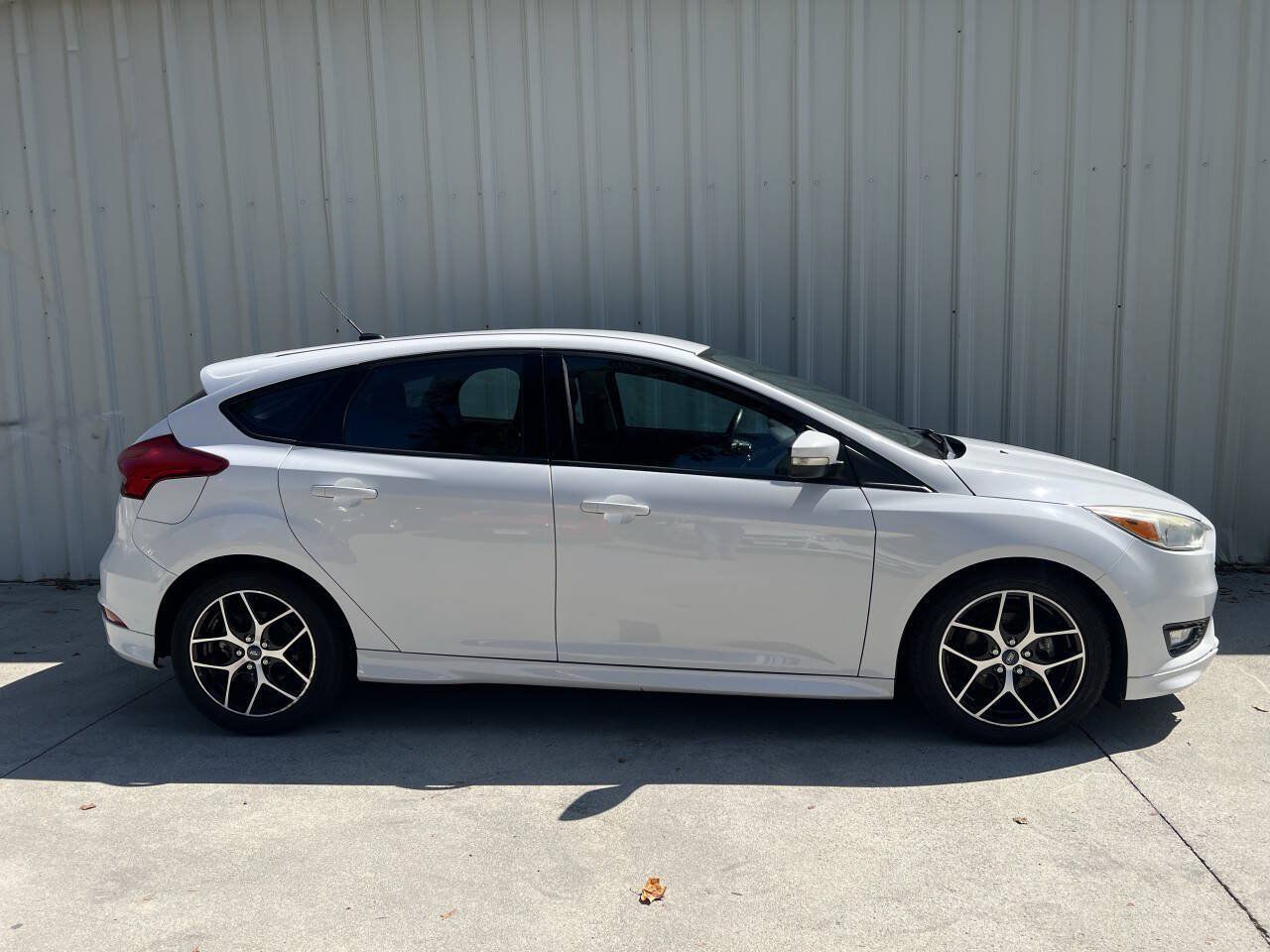 Used 2016 Ford Focus SE w/ SE Sport Package FWD image 2