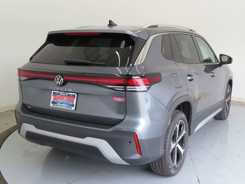New 2025 Volkswagen Tiguan SE image 4
