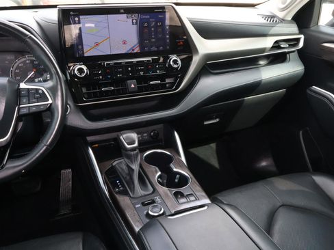 Used 2022 Toyota Highlander Limited image 11