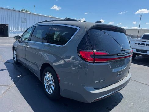 Used 2022 Chrysler Pacifica Touring-L FWD image 4