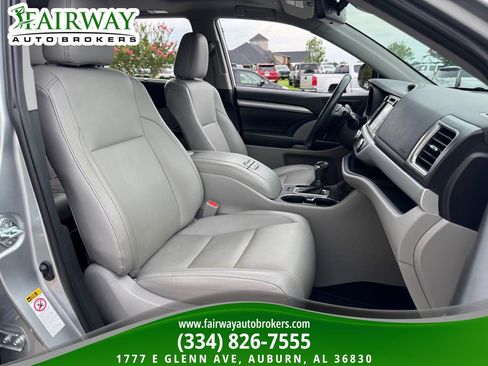 Used 2019 Toyota Highlander XLE FWD image 12