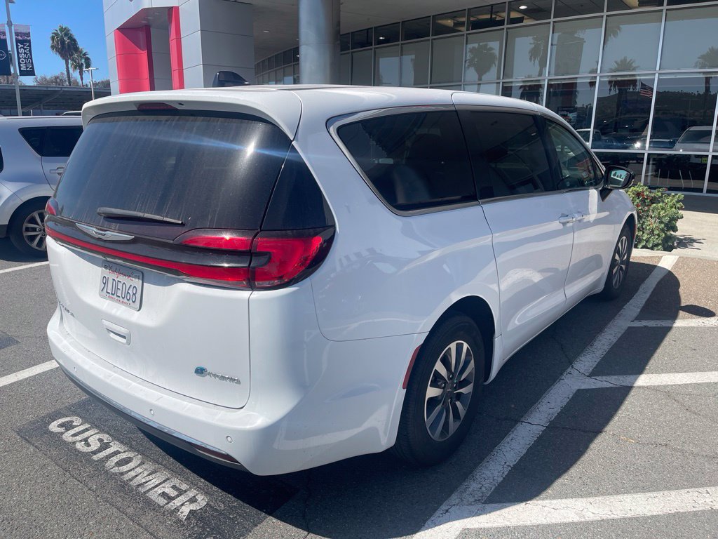 Used 2024 Chrysler Pacifica Limited FWD image 3