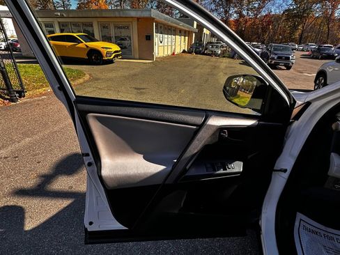 Used 2018 Toyota RAV4 XLE image 20