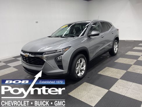 Used 2024 Chevrolet Trax LS w/ LS Convenience Package image 1