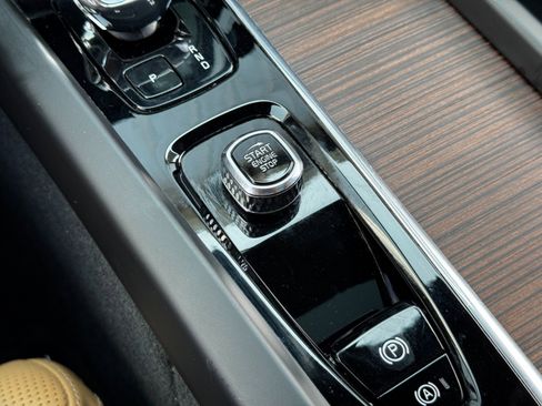 Used 2023 Volvo XC60 B5 Ultimate w/ Climate Package image 33