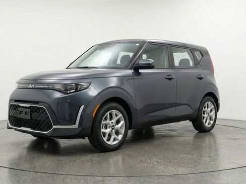 Used 2025 Kia Soul LX w/ LX Technology Package FWD image 3