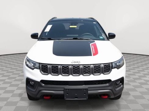 Used 2025 Jeep Compass Trailhawk AWD/4WD image 2