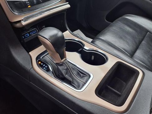 Used 2017 Jeep Grand Cherokee Limited w/ Luxury Group II image 19