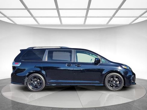Used 2020 Toyota Sienna SE w/ Nightshade Edition FWD image 3