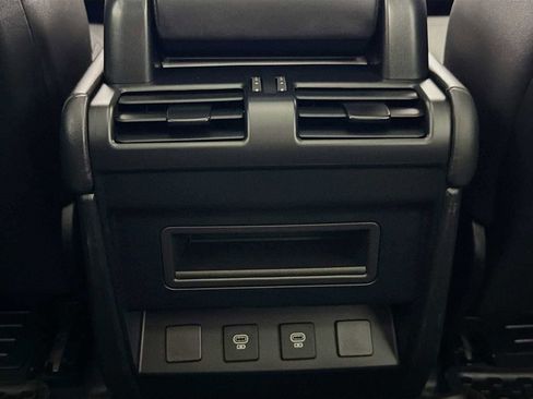 Used 2025 Land Rover Defender 90 X-Dynamic SE image 24