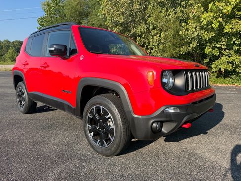 Used 2023 Jeep Renegade Trailhawk AWD/4WD image 2