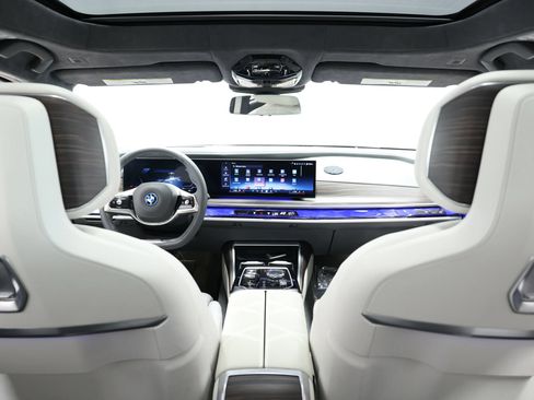 Used 2023 BMW i7 xDrive60 AWD/4WD image 23