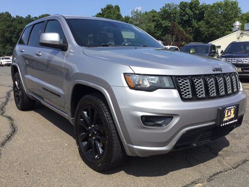 Used 2018 Jeep Grand Cherokee Altitude AWD/4WD image 6