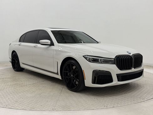 Used 2022 BMW 740i w/ M Sport Package RWD image 7