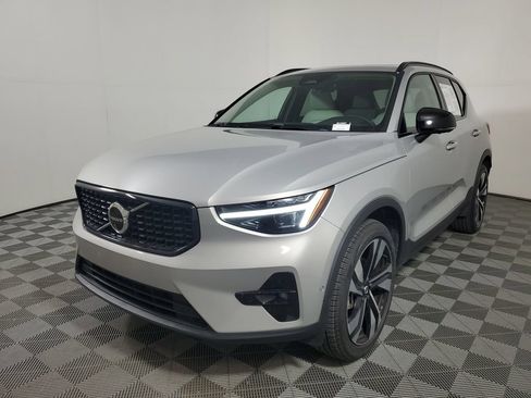 Certified 2024 Volvo XC40 B5 Ultimate w/ Protection Package Premier AWD/4WD image 4