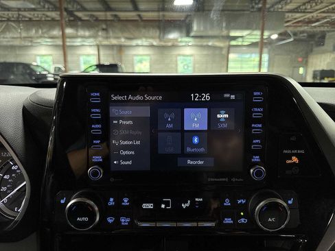 Used 2022 Toyota Highlander XLE AWD/4WD image 21