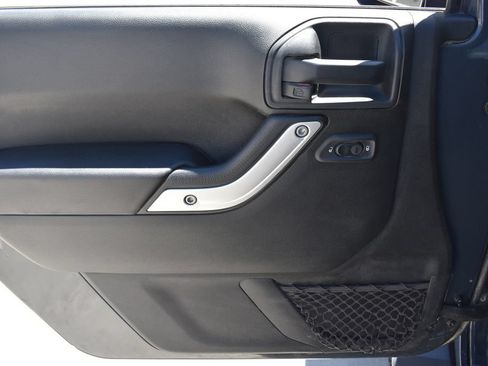 Used 2018 Jeep Wrangler Unlimited Sahara w/ Connectivity Group AWD/4WD image 12