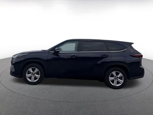 Used 2025 Toyota Highlander LE FWD image 16