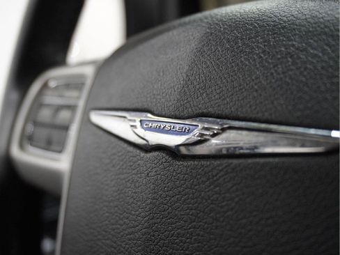 Used 2016 Chrysler Town & Country Touring FWD image 20