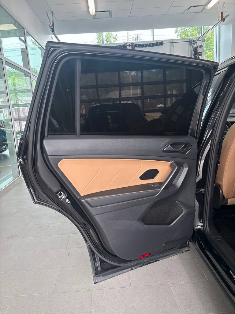 Used 2023 Volkswagen Tiguan SE AWD/4WD image 19