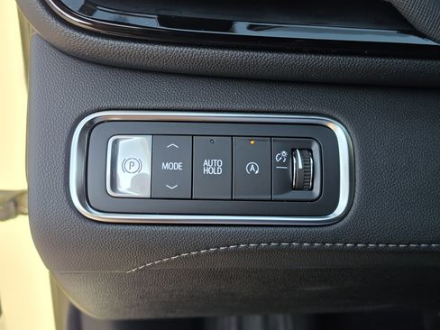 Used 2025 Buick Enclave Preferred FWD image 33