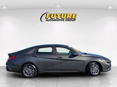 Used 2024 Hyundai Elantra Blue FWD image 4
