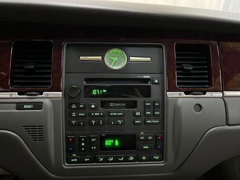Used 2005 Lincoln Town Car Signature Limited RWD image 33