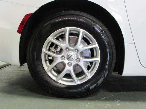 Used 2023 Chrysler Pacifica Touring-L FWD image 9