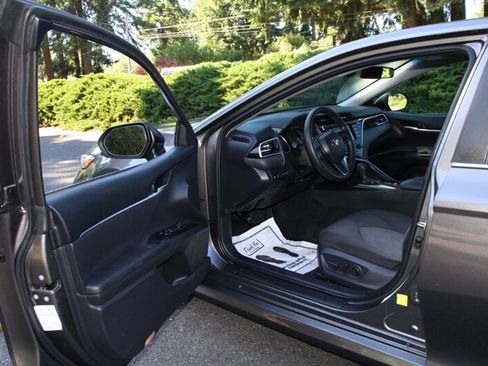 Used 2018 Toyota Camry LE FWD image 5