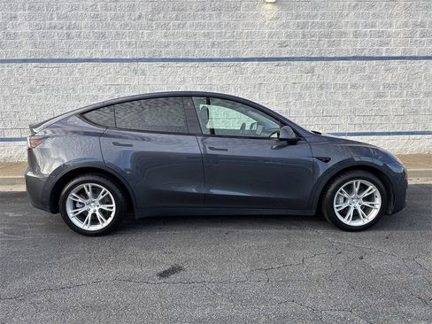 Used 2021 Tesla Model Y Long Range image 8