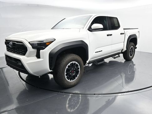 Used 2024 Toyota Tacoma TRD Off-Road AWD/4WD image 4